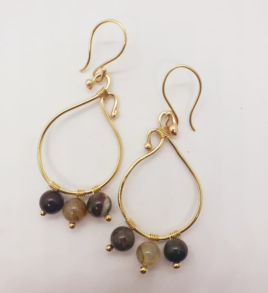 Circular-like wire earring with 3 dangling agate spheres-1