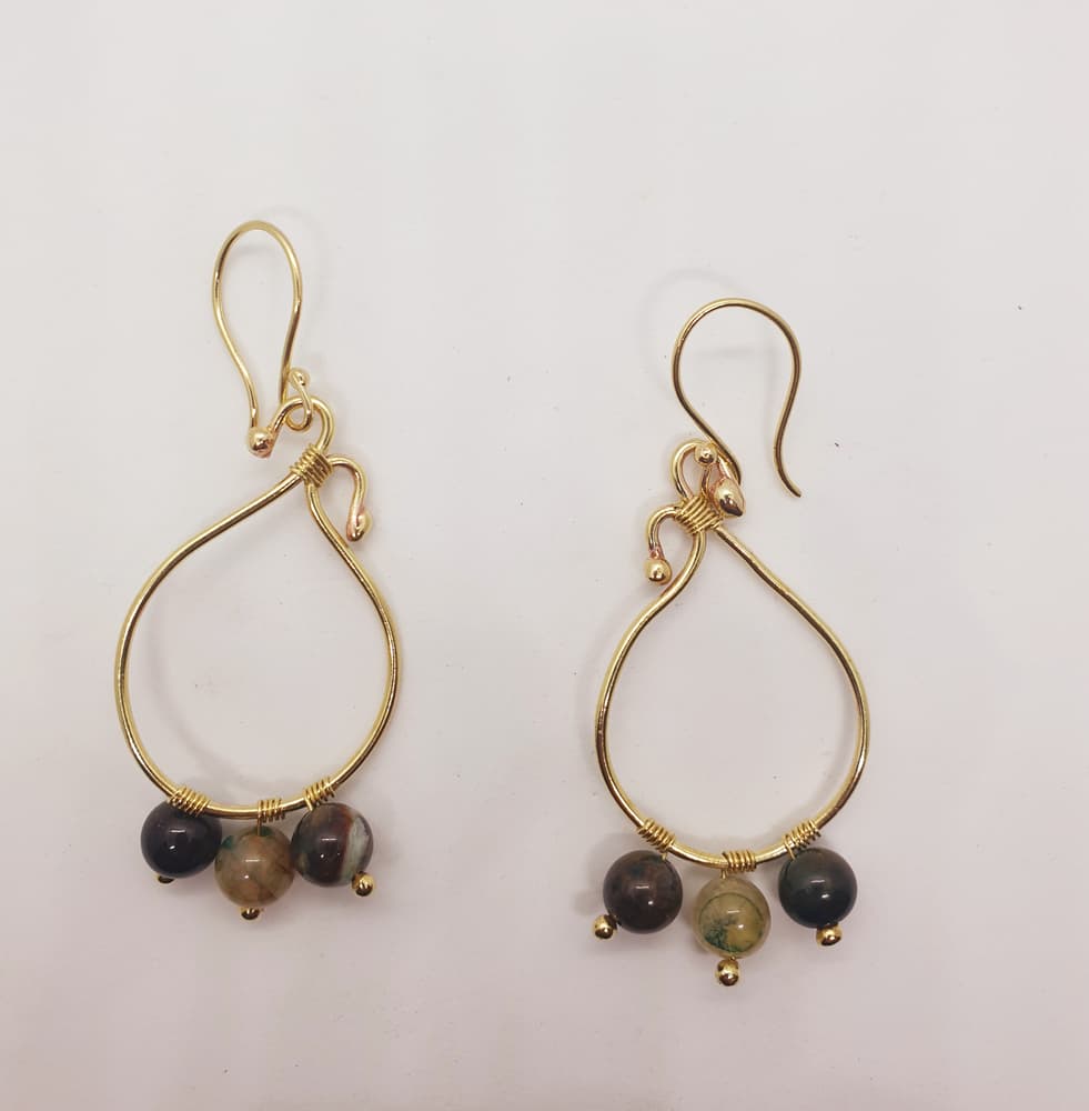 Circular-like wire earring with 3 dangling agate spheres-2