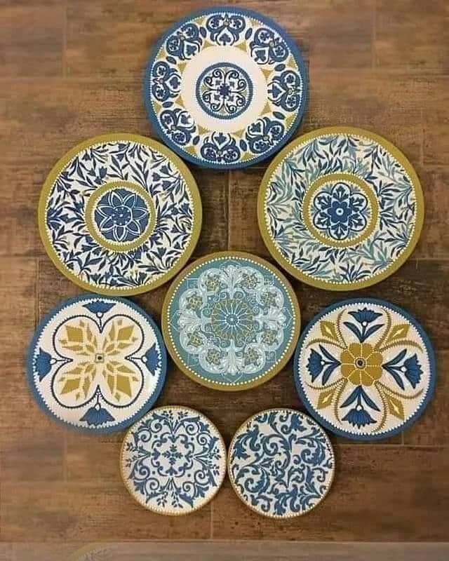 Hand painted on porcelain for decoration (yellow and blue)