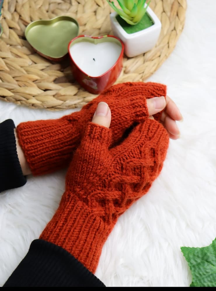 Cozy cabled gloves