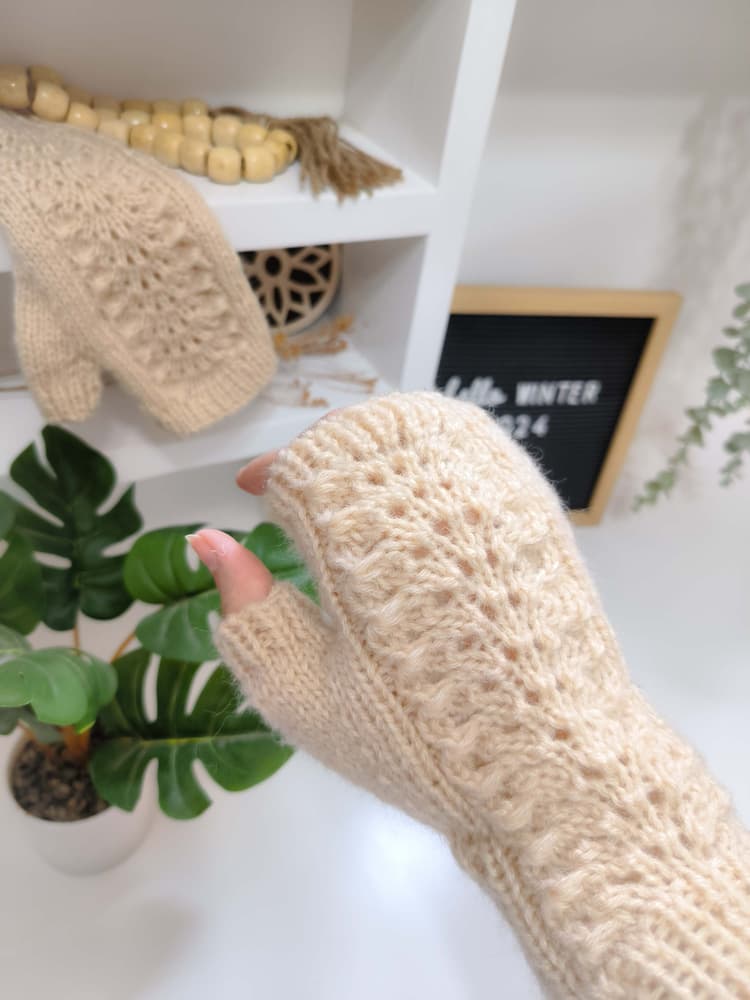 Handknitted gloves 