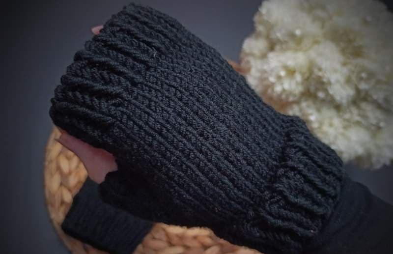 Classic knitted gloves 