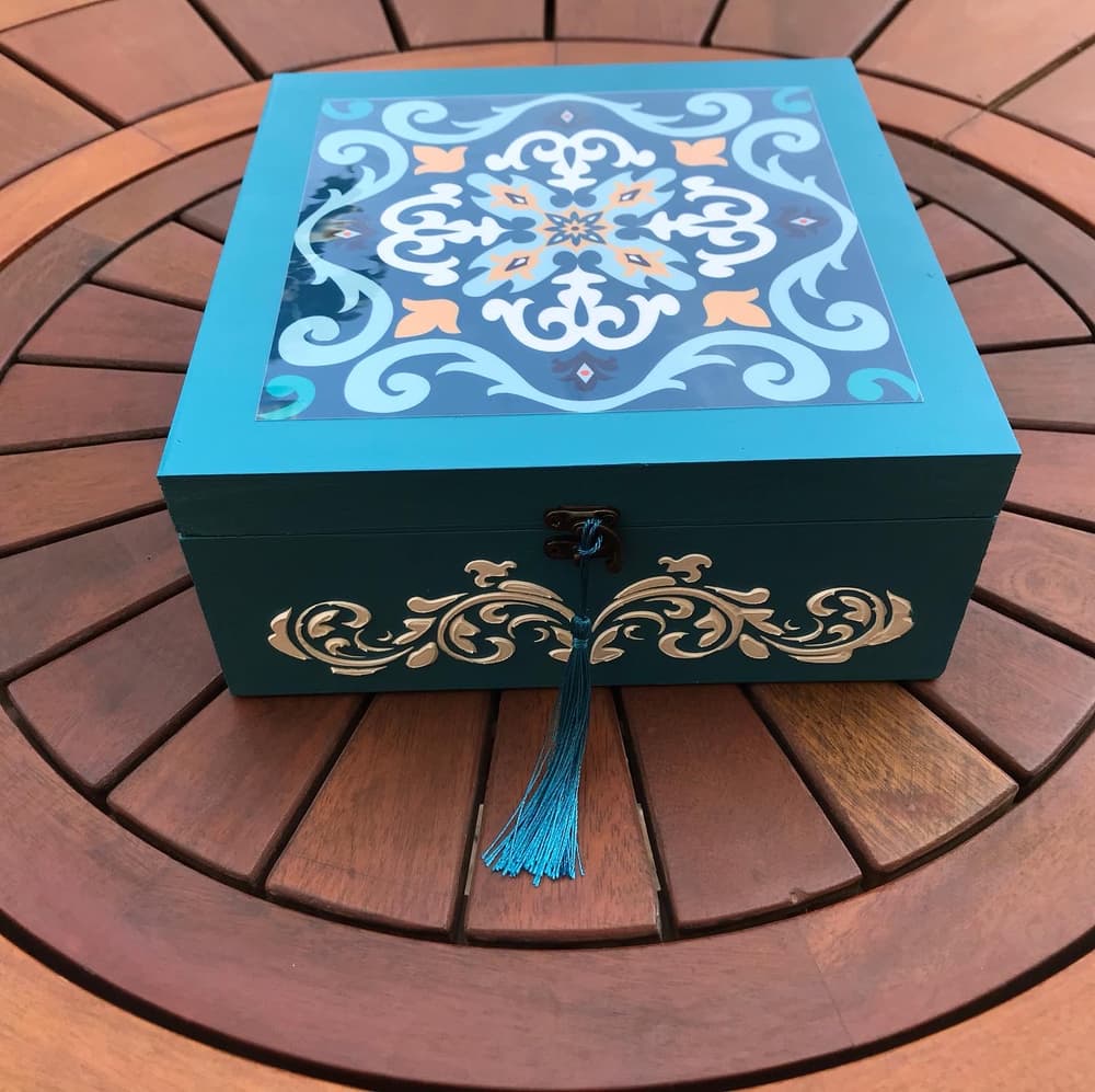 Oriental tea box