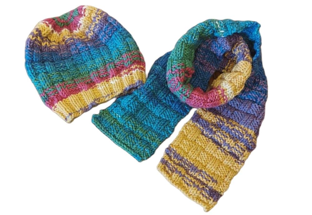 knitting scarve +ice cap