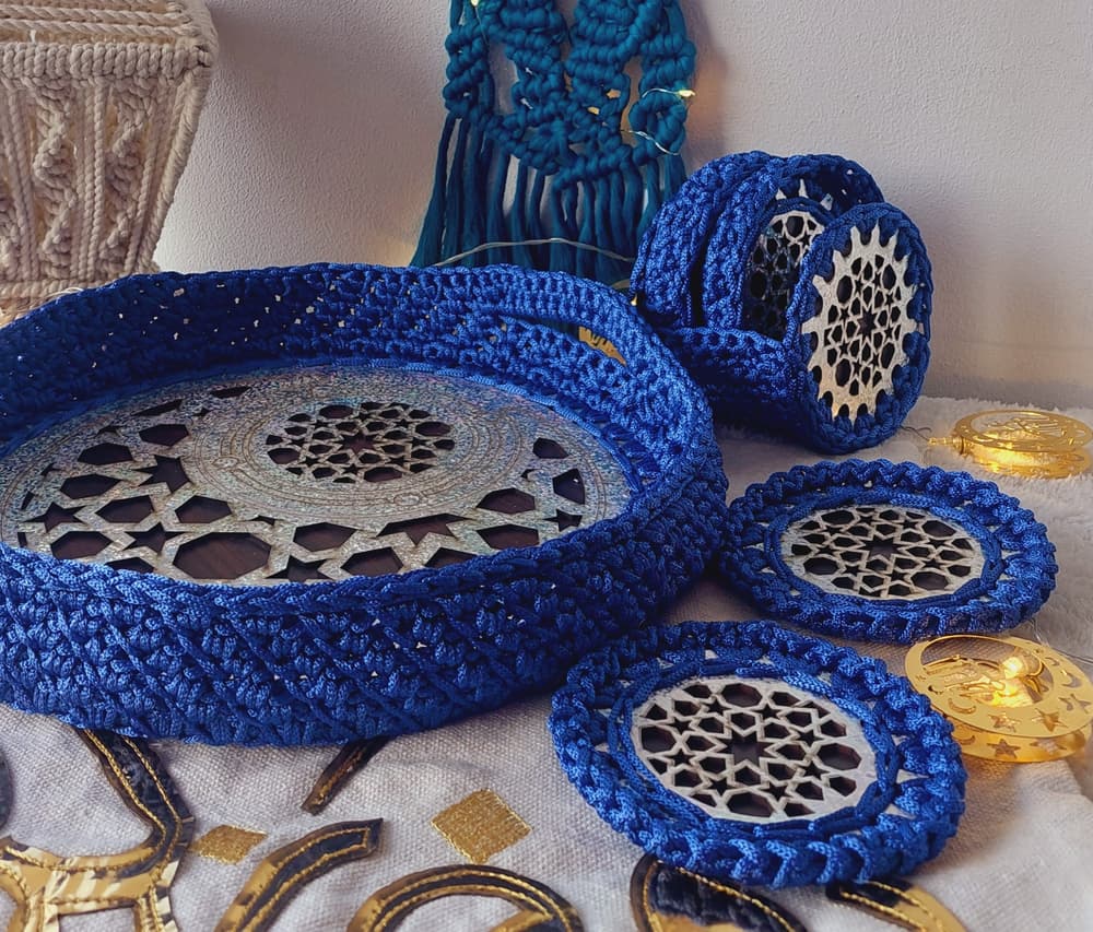 Blue circle crochet tray with coasters 