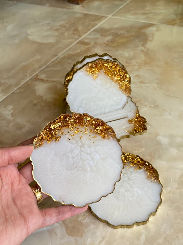 4-Resin Handmade Circle Coasters with a Stand (10 cm)