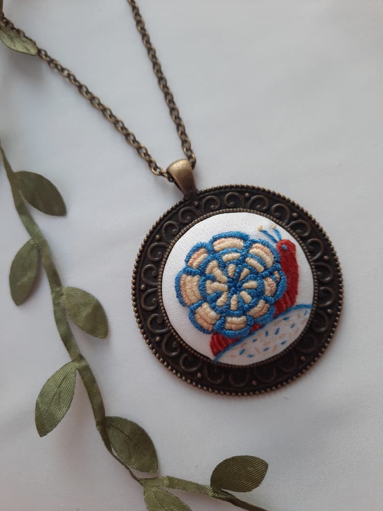 Snail embroidered necklace 