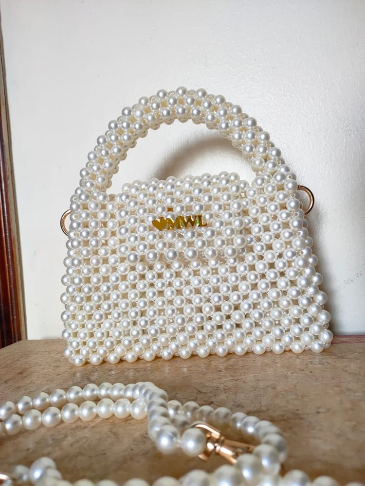 A bag of lolii beads off-white 