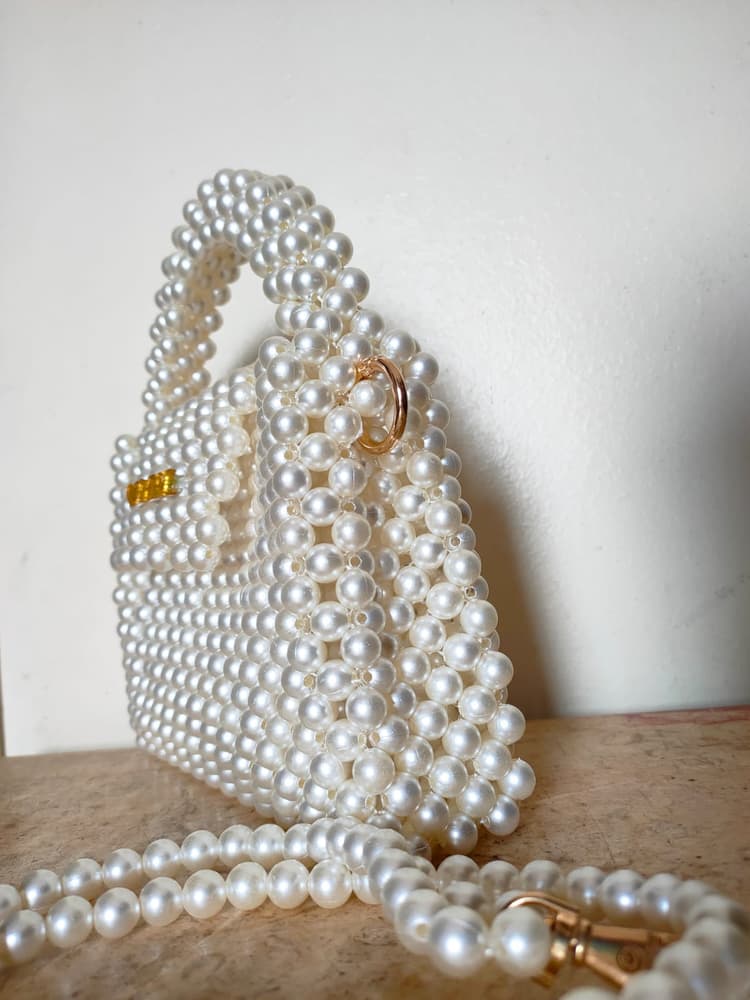 A bag of lolii beads off-white 