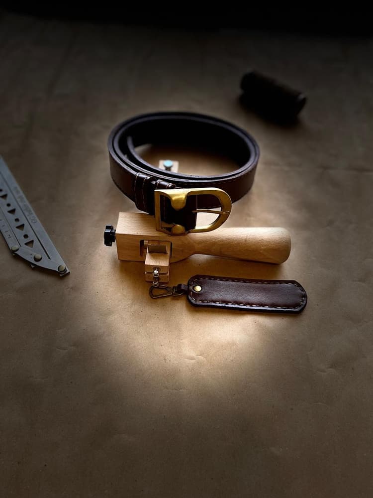 Marron Natural leather belt.