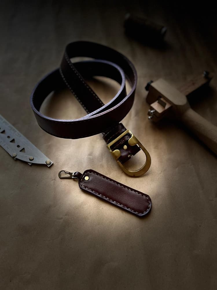 Marron Natural leather belt.